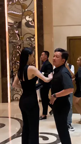 Nhã Phương tỉ mỉ chỉnh áo cho Trường Giang, nhìn ánh mắt của anh là biết thương vợ cỡ nào r 🥰#hautruongsukien #bimatvbiz #xuhuong #viral #truonggiang #nhaphuong #trending #khanhvan