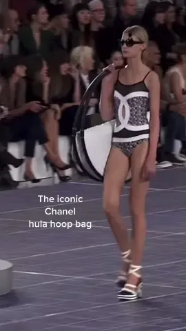 The iconic Chanel hula hoop bag | 👜 #karllagerfeld #chanel #catwalk #fashiontiktok #fashion #Runway #spring #Summer #2013 #cocochanel #lagerfeld #hulahoopbag #fyp #fy #fypシ #viral #trends