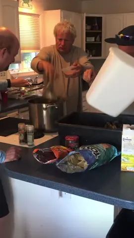 How do you grab a crab 🦀 ? You lift weights 😂 #fyp #howdoyougrabacrab #youlift #youdeadlift #deadlift #funnyvideos #viral