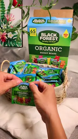 Kẹo dẻo gấu Black Forest Organic Gummy Bears của Mỹ nó nặng 1.47kg em đi air về 100% để đảm bảo chất lượng cho cả nhà mình cùng ăn đây ạ! Date mới nhà em là 3/2023 nha.🅿️rice: 6xxk | 1 hộp | 65 túi nhỏ🍬 Kẹo Black Forest Organic Gummy Bears là loại kẹo dẻo hình gấu có hương vị rất độc đáo.• Kẹo được làm từ nước trái cây nguyên chất. Nói không với chất bảo quản. Phần lớn người tiêu dùng bình chọn Black Forrest Gummy Bears là 1 trong 5 sản phẩm kẹo gấu có hương vị ngon nhất thị trường.• Mỗi gói kẹo Gummy Bears chứa nhiều loại trái cây. Gồm 5 loại hương vị trái cây tuyệt vời là: Cherry🍒, Cam🍊, Táo🍎, Dứa🍍, Chanh🍋.• Đặc biệt kẹo dẻo Black Forest Gummy Bears được sản xuất từ thiên nhiên. Kẹo Black Forest làm từ trái cây tự nhiên không có phân bón, không chất trừ sâu và không chất béo.• Kẹo dẻo Black Forest Gummy Bears chính hãng có chất liệu kẹo mềm, nhẹ, không dai, hình dạng là các chú gấu rất đáng yêu.♻️ Công dụng• Kẹo dẻo hình chú gấu xinh xắn đủ màu sắc dành cho cả trẻ em và người lớn.• Sản phẩm kẹo hình gấu Gummy Bears bổ sung vitamin C cho cơ thể.• Kẹo dẻo Black Forest Organic Gummy Bears của Mỹ được xem là món ăn vặt khi đi dã ngoại, xem phim, đi du lịch.• Có thể tặng kẹo dẻo Gummy Bears cho bạn bè, người thân.• Đây cũng là món quà ngọt ngào để dành tặng người yêu. • Có thể dùng để trang trí bàn tiệc vào các dịp lễ, bữa tiệc nhỏ của gia đình, bạn bè.♻ Dành cho cả người lớn và trẻ ạ.__________Ⓜ️ HÀNG EM LUÔN CÓ SẴN & NHẬN ORDER🔰 ĐC: 83/49 Trương Đăng Quế, F3, Gò Vấp📞 Call: 0906227696🛍 https://shopee.vn/hangxachtaydomy🦩 https://www.facebook.com/kikitran255#hangngoai #hangxachtayucmy #hangmy #hanguc #DangHoang #blackforest #keogau #hangmyxachtayhcm #muahangxachtayodau #hangxachtaychinhhang #domygovap #timmuahangxachtaygovap