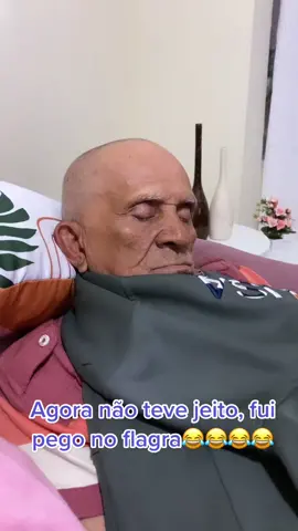 O véio dorminhoco dessa vez não teve como se defender😂😂😂  #veiodormindo  #veiodalancha #meme #humor #vamosrir #fy #fyp #vovostiktokers #vovosdotiktok #vovotiktok