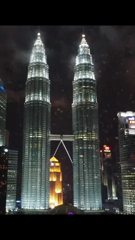 Room with the best view, in Kuala Lumpur-Malaysia 🇲🇾  #kltowers #kualalumpur #malaysia #travel #asia #malaysian #kl #petronastwintowers #klcc #tourism #hotelroom #bestview #trip #travelblogger #traveler #mylostdejavu  #hotel