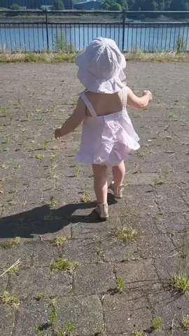 Enjoying some Scottish sun with Papa ☀️🏴󠁧󠁢󠁳󠁣󠁴󠁿 #cutetoddler #mummydaughter #papasgirl #Scottishsummer
