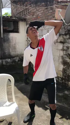 GRAÇAS A DEUS PAI ❤️ESSA FOI PARAR NO ESPAÇO ⚽️@luvadepedreiro @falcao12oficial #luva #luvadepedreiro #goleirodoluva #cobradordoluva #chute #futebol #melhordomundo #receba #obrigadomeudeus #gracasadeuspai #fy #fyr #foryou #vaiprofy #magnífico #sosia #golaço