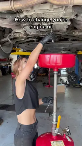 Like for a part 2😋 #foryoupage #foryou #fyp #oilchange #mechaniclife #girlmechanic #mechanicsoftiktok #tiktokcars