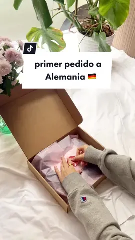 me hace mucha ilu preparar pedidos internacionales 🥹 #fashiontiktok #packingorders #preparandopedidos #upcycling