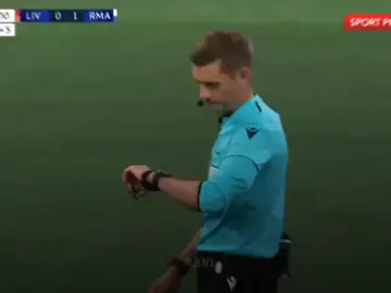 لحظة إطلاق الحكم صافرة انتهاء مباراة ريال مدريد و ليفربول في نهائي دوري ابطال اوروبا