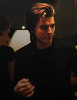 using noah in my intro's is my fav thing ever #steveharrington #noahschnapp #strangerthings