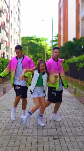 #holdupchallenge Let's Dance with my @brotherstwinz  @snoopdogg #holdup #viral #trend #dance #camidw #camidanceworld #fpyシ  #dance  #snoopdogg #challenge #explore #happy