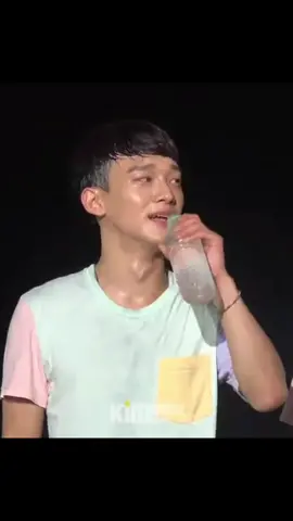 pas denger sound ini lgsg keinget pas chen minum mic😭 #chen #exo