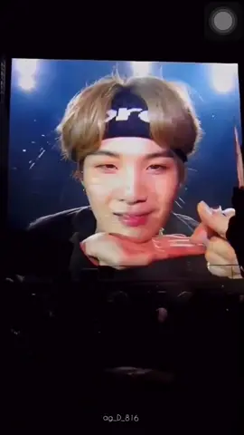 まさか本当にシュガヒョンがあごに顔をのせてくれると思ってなくて驚いてるグク💕 #jungkook #suga #bts #army #ヤンコチ #グク #シュガ #尊い @bts_official_bighit