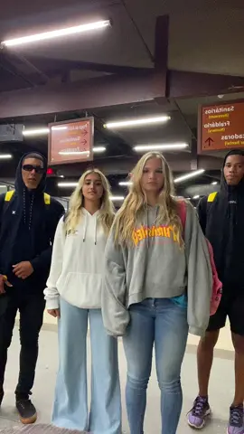 3 retardados no aeroporto 4h da manhã voltando de porto e dançando o nosso passinho kkkkkkkk