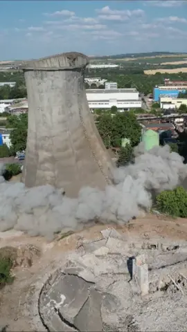 #explosion #controlleddemolition #powerplant #coolingtower #chimney #ТЕЦ #охладителнакула #комини #експлозия #контролираноразрушаване  #foryou