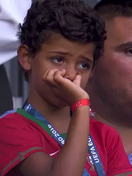 The first time Ronaldo Jr saw his father injured #cr7 #ronaldo #cristiano #football #futbol #ronaldojr #fyp #foryou #foryoupage #fy #keşfet #throwback