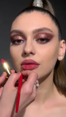 Star Struck ✨@ruxandra_mihaela ✨ Hair @andreeaconstantin91 #malvinaisfan #mlihowto #howtomakeup #editorialmakeup #mlitiktok #pmglablove #patmcgrathlabs #holographicmakeup #holographicpailletes #beoriginalbeyou