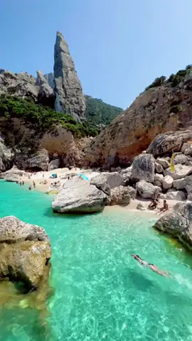 Bizim aşırı pahalı sahillerimize alternatif ekonomik yaz tatili rotası önerimi sunuyorum: SARDİNYA 🇮🇹 Fiyat detayları için Instagram hesabımdaki Sardinya hikayelerime bakabilirsiniz. :) #akdeniz #deniz #plaj #tatil #yaz