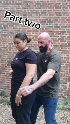 Follow for more self defence tips#kravmaga #wingchun #mma #martialarts #womensselfdefence #reallife #viral #protectyourself #womanpower #selfdefence #fightback #fyp #foryoupage  #lifehacks #trending #safety #safeonthestreet #defense ##LearnOnTikTok#educational #realselfdefence
