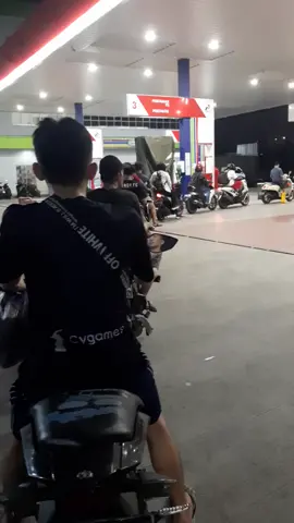 jam 11 malem badan capek masih harus antri lama lagi di spbu #pertamina #pertaminaindonesia #spbu #spbupertamina #spbumuarabaru #bumn #indonesia #jakarta #jakartautara