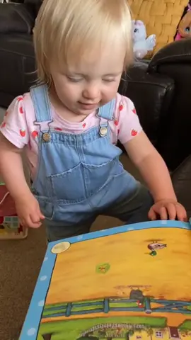 Who wants to tell her we're having chicken for dinner 🙈😅🐔 #learningwords #cleverclogs #toddleroftiktok