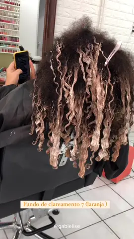 MECHAS RM MAOS LIVRES 🙌🏻 #cabelos #cachos #descoloração #mechasmaolivre #freehands #cabeleireiros #fy #cabeloafro #afrohair #cabelosperfeitos #cabeleireirosdobrasil