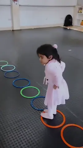 #BABYBALLETNuestra pequeña Mía haciendo su circuito de saltos en su clase de ballet. 😍🩰☺️Más info 📩 sobre nuestras clasesal 📞927 043 154#babyballet #balletdinamico #clasesdebabyballet #3years #balletinfatil