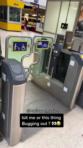 It the little things in life 😂 #latinostiktok #latinos #foryoupage #colombia #ecuadortiktok #ecuador🇪🇨 #nyc #london #britishhumour #britishmemes #banter #spanishtiktok #viral #latinoseneuropa #britishcomedy #train #latinosbelike #travel #viral #meme