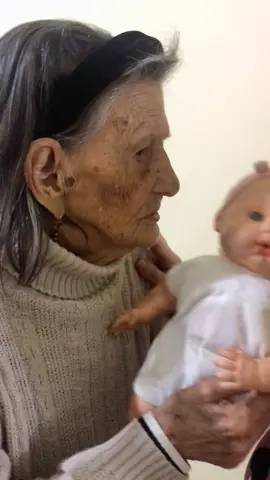 E a saga da vó com a boneca continua… // #vó #alzheimer #amor #fy #foryou #Love #idosa #boneca #mae