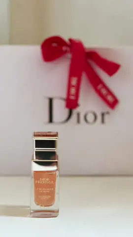 #DIORPRESTIGE La Micro-Huile de Rose! Ele é um Sérum composto por micronutrientes essenciais que proporcionam vigor e beleza à pele, entre eles minerais, oligoelementos, ômega-3 e vitamina E. E mais: cada frasco do produto contém cerca de 10.000 micro pérolas que liberam diretamente na pele partículas nutritivas da rosa de Granville.Na primeira aplicação, a pele fica visivelmente preenchida e hidratada. E em apenas uma semana, a pele fica com a aparência mais firme e mais uniforme.  #viral #skincare #skincaredeluxe #beauty