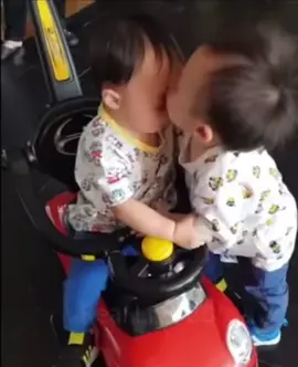 เอ็นดู รักกันๆ พี่สายฟ้าจุ๊บน้องสุดท้ายน้องแกล้งกลับร้องไห้แล้วพี่สายฟ้า น่ารัก 💕⚡️🌪🌬 #พี่สายฟ้าพี่พายุ #น้องเกล #แม่ชมพ่อน๊อต #แอบิเกล #fypシ