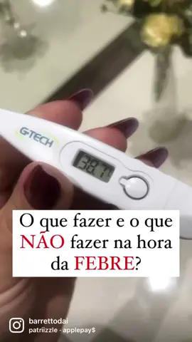 🚨UTILIDADE PÚBLICA 🚨 Compartilhe !!! 1- O banho com água levemente morna — nunca fria demais, nem quente demais — é  uma opção para baixar a febre do bebê. O ideal é que a água esteja a uma temperatura de 36 graus, que é próxima à temperatura normal do corpo humano.Não é recomendado dar banho frio na intenção de abaixar a febre. Além do desconforto desnecessário que um banho frio pode ocasionar em um momento febril, o choque térmico pode ser contraproducente, já que causa vasoconstrição e tremores, justamente duas reações que servem para gerar e conservar calor dentro do corpo. 2- O uso de tecidos leves deixará a criança mais confortável para lidar com as alterações de temperatura e, consequentemente, com possíveis calafrios provocados pela febre. Cobertores e roupas muito densos devem ser evitados, pois podem aquecer demais o bebê. Se a criança em estado febril estiver com frio, dê preferência a cobertores mais leves.3- Não deve-se usar álcool na pele do bebê. Esse é um método absolutamente contraindicado porque o álcool pode ser absorvido pela pele e causar toxicidade sistêmica. Um dos métodos mais comuns utilizados ao longo da história é a utilização de compressas para baixar a febre do bebê. O uso da ÁGUA em temperatura ambiente se mostra eficaz por estar abaixo da temperatura corporal, auxiliando na diminuição da febre.4- A desidratação pode ser desencadeada pelo estado febril, visto que bebês com febre perdem líquido em uma maior velocidade, devido à transpiração. Ofereça líquidos ao bebê (água, leite, etc)PS: essas são medidas físicas para abaixar a febre, mas não substituem o antitérmico. Se a febre não baixar em meia hora, opte por uma consulta médica para a avaliação do bebê. ATENÇÃO: No caso de crianças com idade inferior a três meses, a febre é sempre urgente — não hesite em procurar um médico tão logo um estado febril se manifeste no recém-nascido.Com essas medidas simples, é possível baixar a febre do bebê sem a necessidade de maiores preocupações. Entretanto, tenha sempre em mente que o acompanhamento médico é essencial.#maedeprimeiraviagem #dicamaterna #dicadesaude #utilidadepublica #dicadodia #reelsvideo