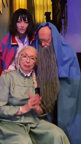 WERE BACK HEHEHE AND BEPPE LOOKS SO BEAUTIFUL SO LETS HYPE HER UP ❤️❤️😩 #howlsmovingcastle #howlsmovingcastlecosplay #cosplay #cosplayer #howlcosplay #sophiecosplay #sophiehowlsmovingcastle #howlpendragon #howlpendragoncosplay ❤️❤️