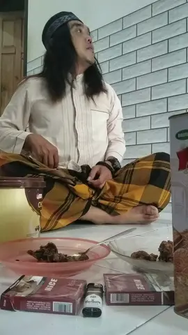 kebiasaan ibu ibu ketika pergi ke undangan