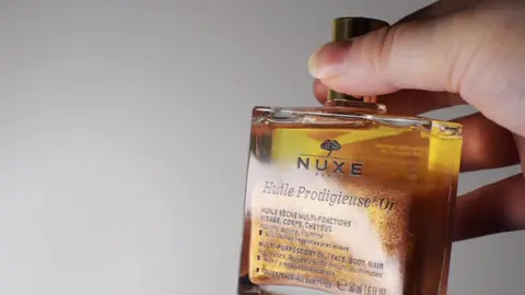 Glowy babes where you at!! French beauty anyone 👀 🇫🇷 Have you tried Nuxe’s shimmery, perfumes body oil? Not only does it give you the sweetest, healthy glow *and tan* but it also doubles as a perfume and lasts all day 🤫 would you try this?! Have you tried it? #nuxe #french #frenchbeauty #frenchskincare #skincare #beauty #bellezza #glow #shimmer #makeup #trucco #perfume #profumo #bodyoil #Summer #summerglow #skincarehack #luxuryskincare