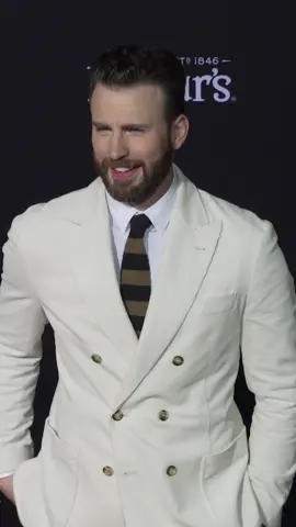 A white suit is all we need this summer 🔥 #ChrisEvans #RedCarpet #Throwback #StarStyle [📷 Getty Images]