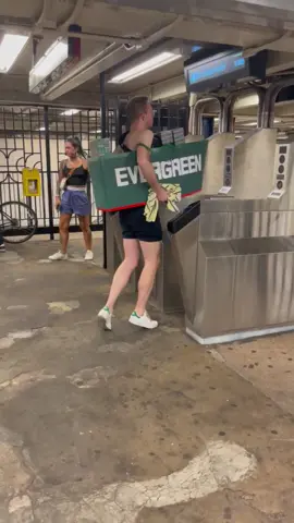 The lift 😂 #subwaycreatures #fyp #foryoupage #subway #iloveny #newyorkcity #commutelife #nyc #nyclife #mta #evergreen