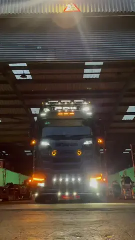 Take 2 🎬 flash warning ⚠️ #nighttimestherighttime #beacons #beaconsandlights #lightspipesdurabrites #trucks #trucker #truckin #scania #scaniav8 #scaniapower #scanias650 #scaniav8s650 #650s