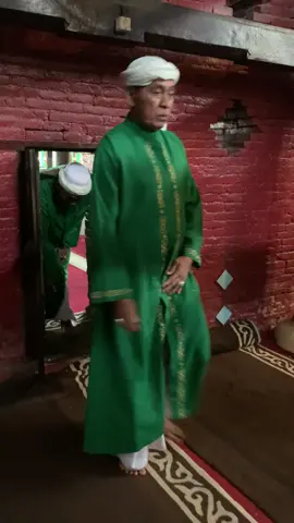 Adzan Pitu/ adzan tujuh merupakan adzan yang dilakukan oleh tujuh orang muazin sekaligus. Adzan pitu ini hanya ada di Masjid Agung Sang Cipta Rasa Cirebon,merupakan masjid yang berada di kompleks Keraton Kasepuhan Cirebon.#kratonkasepuhancirebon #masjidagungsangciptarasa #shootingtime #ceritalousyfamily