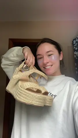 Happy FRIDAY #findyourgrace #summervibes #fashion #minivlog #morningroutinevsnightroutine #caiceescloset #eyeslug #skincare #foryoupage #bestiefriendsandnewbies #trending #natecreatorprogram #fyp #stevemadden #friday #WeekendVibes