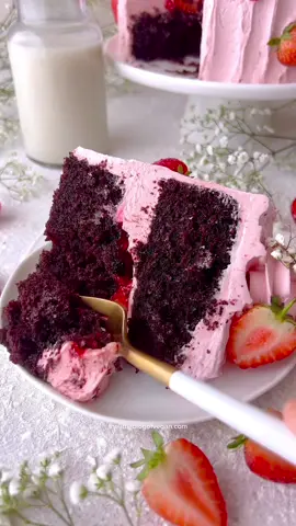 Strawberry cake 🍓 #strawberrycake #cakedecorating #cute #strawberry #baking #patisserie #vegancake #aesthetic