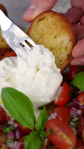 Mein Sommer Salat des Jahres 🤤 Dieser Tomaten Burrata Salat ist sooo lecker und passt perfekt mit einem krossen Stück Brot 😍 Zutaten:  - 3 El Olivenöl  - 2 El Weisser Essig  - Salz, Pfeffer  - Basilikum - Zwiebeln  - Oregano  - Tomaten  - Knoblauch  - Burrata - Baguette  So einfach geht’s:  Zuerst alle Zutaten für den Dressing vermischen und danach die Tomaten reingeben und für ca. 30 Min in den Kühlschrank geben. Jetzt das Baguette schön kross anbraten und mit Knoblauch bestreichen. Schließlich belegen und genießen 🤤 Wie findet ihr den Salat?🥰