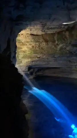 Contemplação no Poço Encantado, com cento e dez metros de comprimento, e setenta de largura e pouco mais de sessenta metros de profundidade, são vistas nitidamente. Os melhores meses é abril a setembro, das 10h às 13h30, quando os raios solares incidem por uma fenda da gruta,.....📌Poço Encantado @pocoencantado_oficial📸  vini.guia🌎 Guia de Viagem @guiachapadadiamantina..⠀.🌳 Preserve a Natureza !🗑 Jogue lixo no lixo !🔥 Diga não às queimadas !📌 Chapada Diamantina - Bahia⠀⠀#nordeste #chapadadiamantina #turismo #ecoturismo #caminhada #natureza #bahia #lazer #nature #aventura #backpackin #discoverchapada #trekkingbrasil #intothewild #discover #trilha #trilheirosdobrasil #ecoturismobrasil #trekk #outdoor #photo #backpacker #hiking #trail #tre#Hikingmtur #trip #destinosimperdiveis #destinosincriveis #turismodenatureza