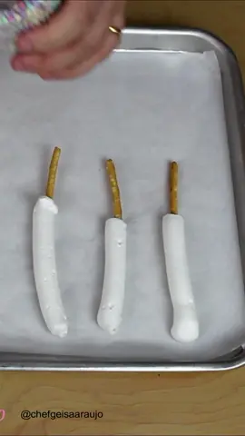 Palitinho salgado com suspiros #pirulitodesuspiro #suspiro #viralvideo #confeitaria #merengue #meringue #meringuecookies #suspirospersonalizados