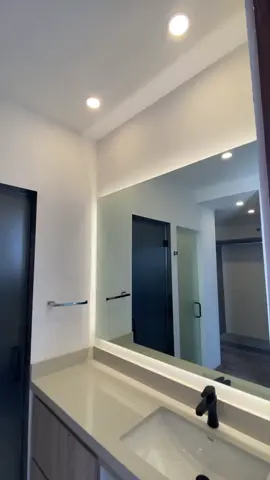 Puertas batientes con herraje negro mate y espejo con led 🤩🤩 #thevidrio #vidriotemplado #cancel #espejo #vidrio ##canceldebaño #baño #herrajes