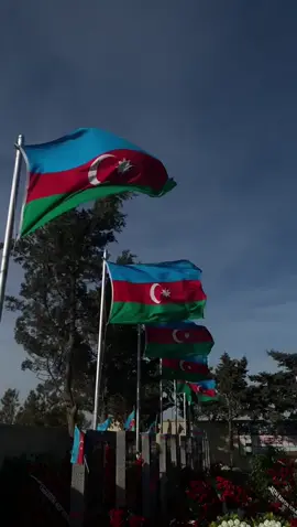 Onlarında bir ailəsi, Onlarında bir sevdiyi, Onlarında yolunu gözləyən insanlar var idi.Sağ salamat gəlmələri üçün gözləyən insanlar var idi.Amma artıq onlarda Şəhidlik zirvəsinə yüksəldilər.Sağlam ayaqları ilə, gülərüzləri ilə qapıdan içəri girməsini gözləyən insanlar, bayrağa bükülü tabutlarını qarşıladılar, əlləri ilə dəfn etdilər.Ən böyük zirvəyə yüksəldilər onlar, geridə qalanlar onların həsrəti ilə qaldılar.Sözlərlə ifadə edilə bilmiyəcək qədər çətindir.. #şəhidlərimiz🥀