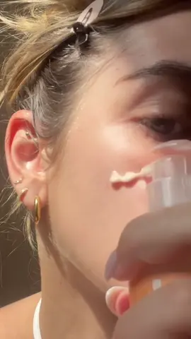 En collaboration avec @freshlycosmetics, je vous fais découvrir mes 3 produits fétiches de la marque 🫶🏽  • L’exfoliant à la rose. • Le sérum contour des yeux. • La crème solaire SPF50.  Ces 3 produits sont conçus avec 99% d’ingrédients naturels 🌱  #freshlycosmetics #skincare #routine #skincareroutine #skin #skinhealth #skincarenatural #hydratingskincare #hydratedskin #hydratation #hydration #glowingskin #hydrateyourskin #skincareaddict #skincarelover #healthyskin #skingoals #goodvibes #Summer #morning #natural