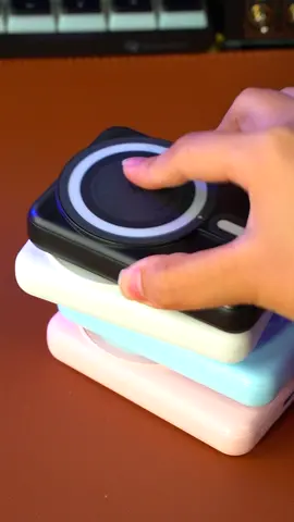 Magnetic power bank HERE👆🏻👆🏻👆🏻#magnetic #powerbank #techtok #shopeefinds #shopeehaul #unboxing #iphone #gadget