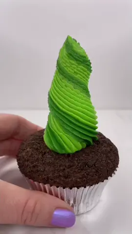 Can you guess what this was supposed to be? 🙈😂 #cupcake #fail #cactus #cakedecorating #satisfying #swirl