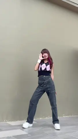 Put my sneakers on 👟 #sneakerschallenge #itzy_sneakers #itzy #dance #fyp #4u