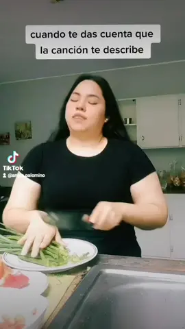 cuando estás cantando y te das cuenta que la canción te describe #trend #comediahumor #fyp