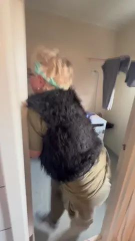 Come on, dont do the laundry when Machester United loose 🤦‍♂️💃😂 #fy #fyp #foryourpage #jumpscare #mom #norway #prank #skraemmern #allday #laundry #manchesterunited